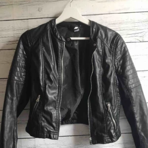  - En svart skinnjacka i S men skulle säga att den passar bättre som XS! Har en skön stretch vid armarna så den blir inte för tajt och plagget andas även bra så man blir inte för varm. Har använts max 5 gånger, köparen står för frakt 25kr😊