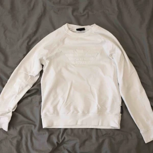  - Vit Armani huvtröja 