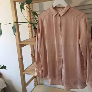  - Sidenliknande blus, är medium men rätt porös så passar nog även L beroende på hur man vill att fallet ska vara