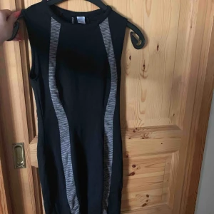  - Jättefin tajt klänning men som tyvärr aldrig användning av. Testat 1 gång men aldrig använd. Nypris 150kr. Storlek XS. Fraktar inte