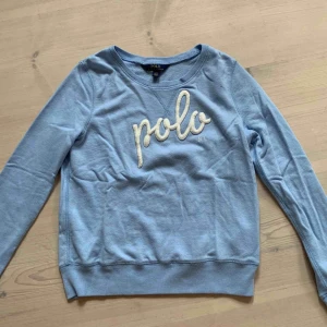  - Ljusblå tunn sweatshirt från Polo (Ralph Lauren)! 