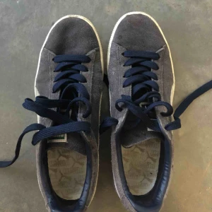  - Puma sneakers. Använda men fortfarande bra skick. Storlek 40. Mockan är snyggt sliten, lite grå/blå i färgen av sol. 