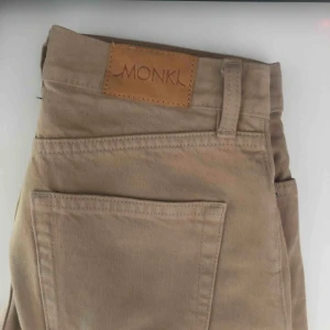  - Ett par beiga vida byxor från monki! Storlek 26.  Dem är högmidjade och sitter jätte bra men säljer dem pga fel storlek. Inköpta i augusti och är använda en gång. Dem är perfekt längd för mig som är 165. Frakt pris är 70kr :)