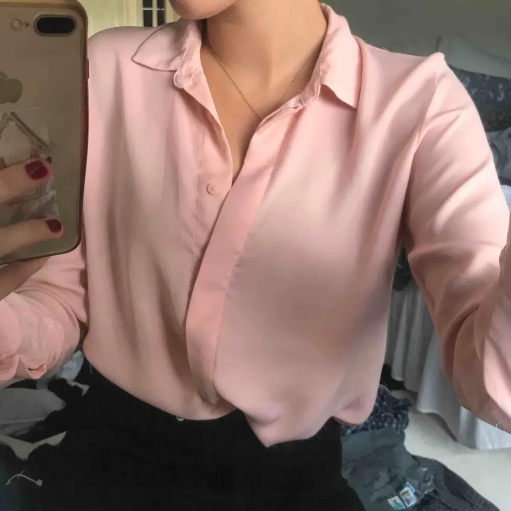 Rosa sidenskjorta från H&M. Frakt tillkommer💕. Skjortor.
