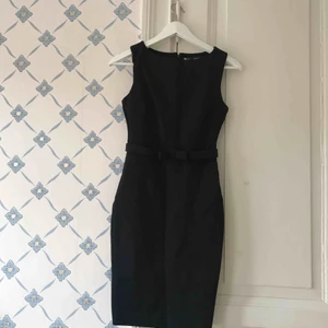  - Elegant klänning med med rosset i midja 