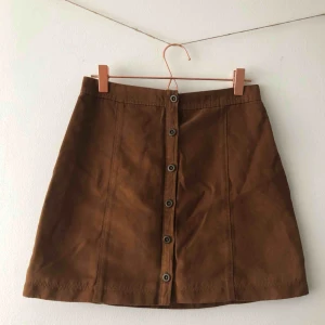  - Kjol i mochaimitation från Hollister. Jättefin till hösten och är i bra skick. 💞 Köparen står för frakt. 