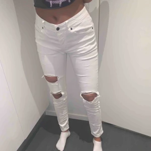  - Stora i storlek för att vara 170, skulle säga att dom är en S i storlek.  Köparen står för frakten