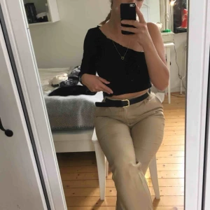  - Svart of shoulder top från ASOS! Endast använd ett fåtal gånger 💫 byxorna är också till salu
