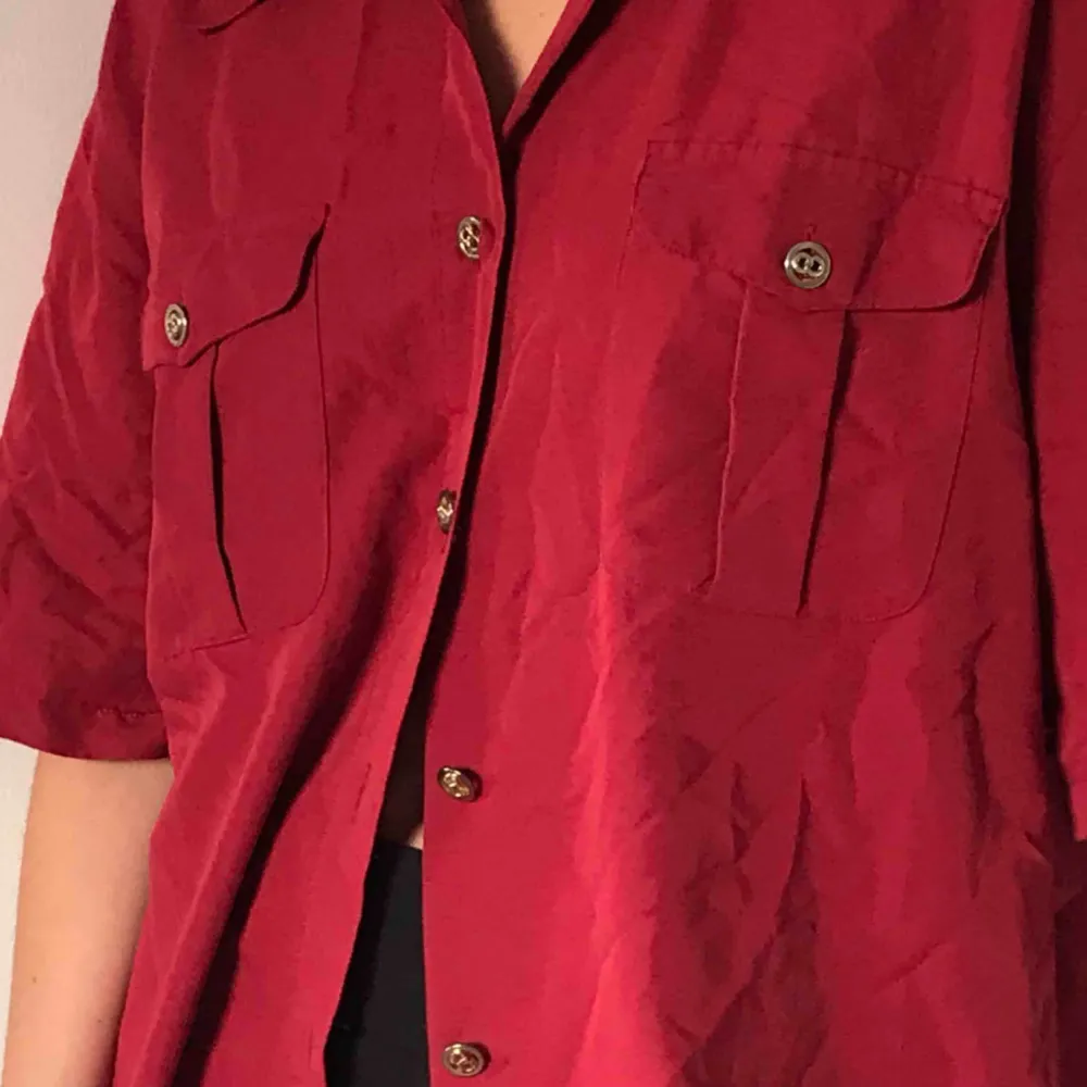 Röd skjorta, knappt använd. Rätt så lång men blir också snygg att sätta under tröjan eller knyta. Skjortor.