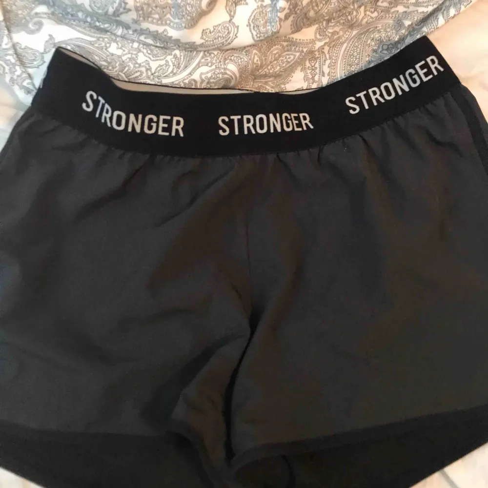 Limited edition shorts ifrån stronger! Storlek M men passar även S! Lite grå/svarta! 200kr + eventuell frakt! . Shorts.