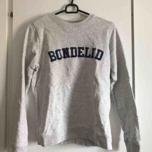  - Grå tröja från Bondelid. Använd fåtal gånger och i fint skick. Säljs pågrund av att det är inget som jag använder.   Köparen står för frakten. Kan även mötas upp i Karlskrona.
