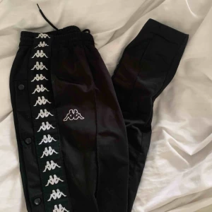  - Säljer mina älskade Kappabyxor, använda ett fåtal gånger och ser ut exakt som när jag köpte dom!! Dom är lite små i storleken så dom passar en S person perfekt också, jag brukar oftast ha 36 i byxor och dom sitter perfekt.  Nypris: 699 Mitt pris: 450kr  