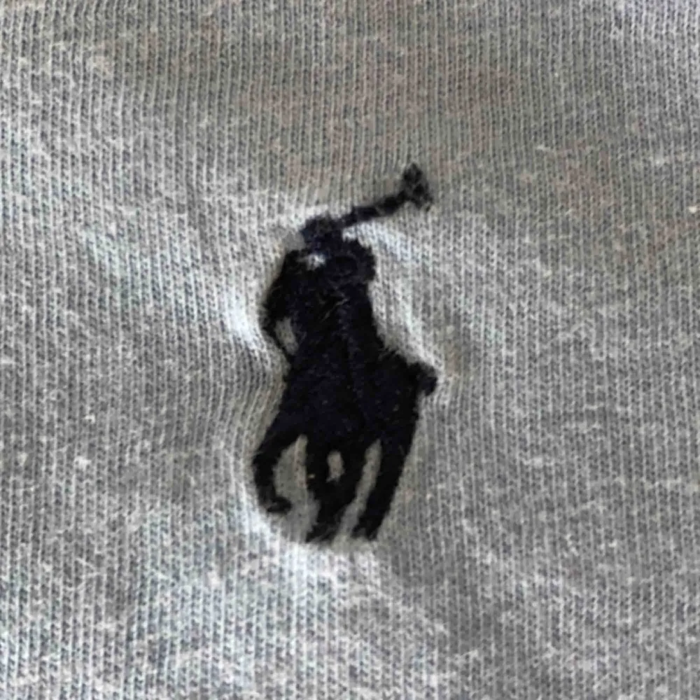 Ljusblå Polo Ralph Lauren t-shirt som är knappt använd! Helt vanligt litet Polo märke vid högre sidan av bröstet.(vet att tröjan är lite skrynklig i bilderna men jag fixar stycker den sen;). T-shirts.