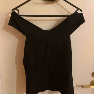  - Off shoulder topp från Gina Tricot 