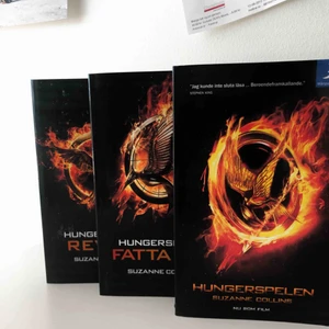 Böcker - Hungergames bok trio. Bok 2 & 3 är helt orörda & är som nya. Frakt tillkommer. Betalning sker ENDAST med SWISH! TRYCK INTE KÖP NU!