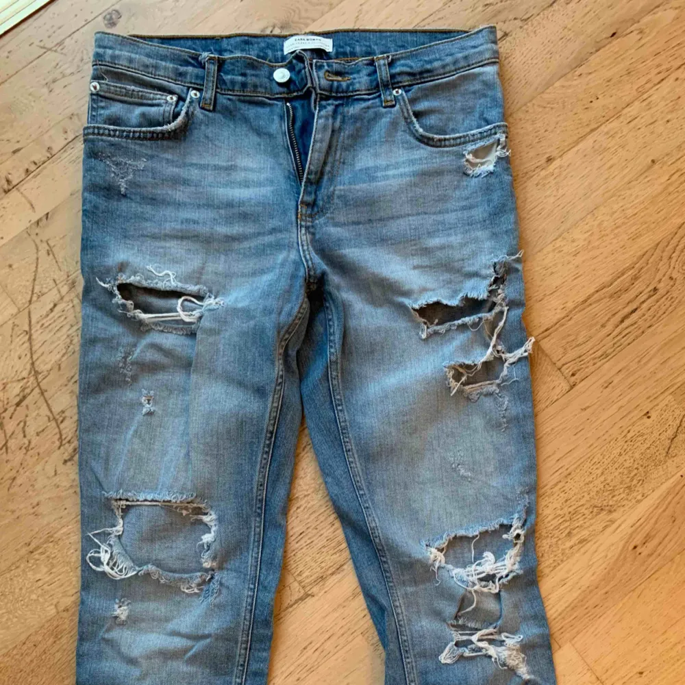 Jeans från zara med slitningar.  Boyfriend modell, knappt använda så jättefint skick!  Passar en 34/36/38. . Jeans & Byxor.