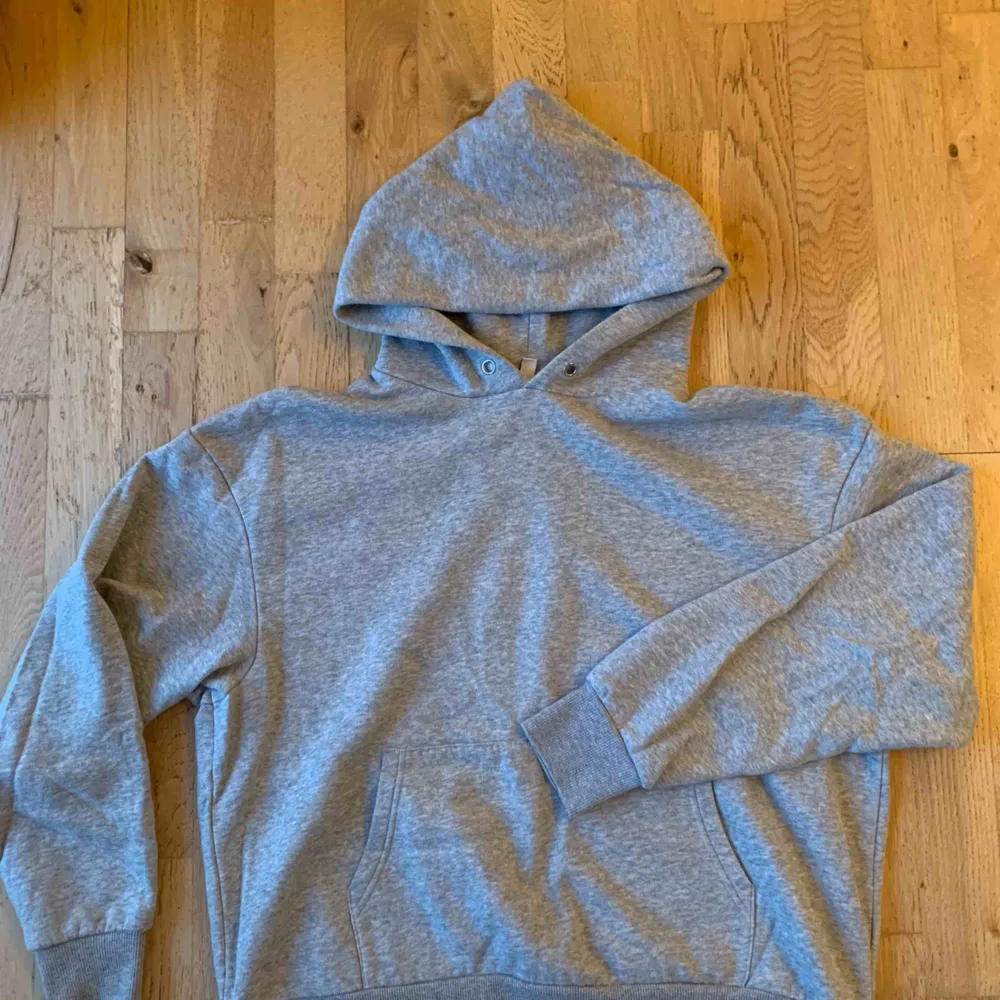 Grå hoodie i skönt material från H&M. Storlek S/M.  Som ny! . Hoodies.