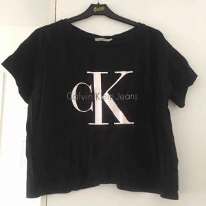  - Kortare tischa från Calvin Klein. Endast använd nåra gånger, säljer pga detta. Trycket har spruckit lite men inget som stör tycker jag (se bild). 📬 Pris för tröjan inklusive frakt: 192 kr