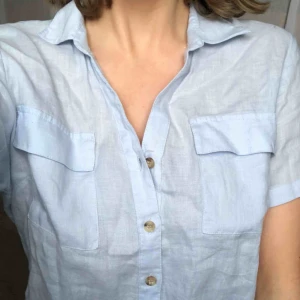  - Ljusblå linneklänning! Easy, breezy beautiful :-D Köpare står för frakt.