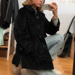  - En vintagepärla i form av äkta persiankappa! I jättefint skick, känns knappt använd alls och används tyvärr inte av mig :-/ Köpare står för frakt, se min profil för prisinfo.