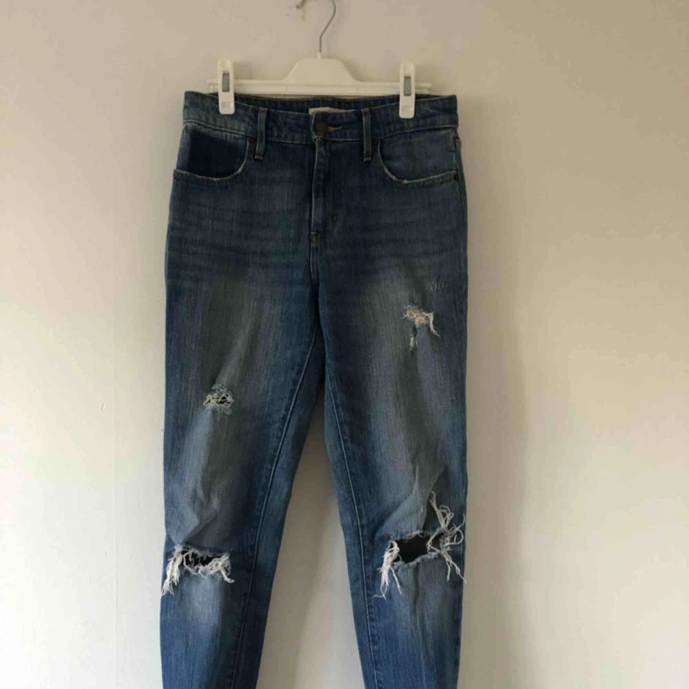 Levis 720 supersnygga o sköna jeans :) myxket sparsamt använda. . Jeans & Byxor.
