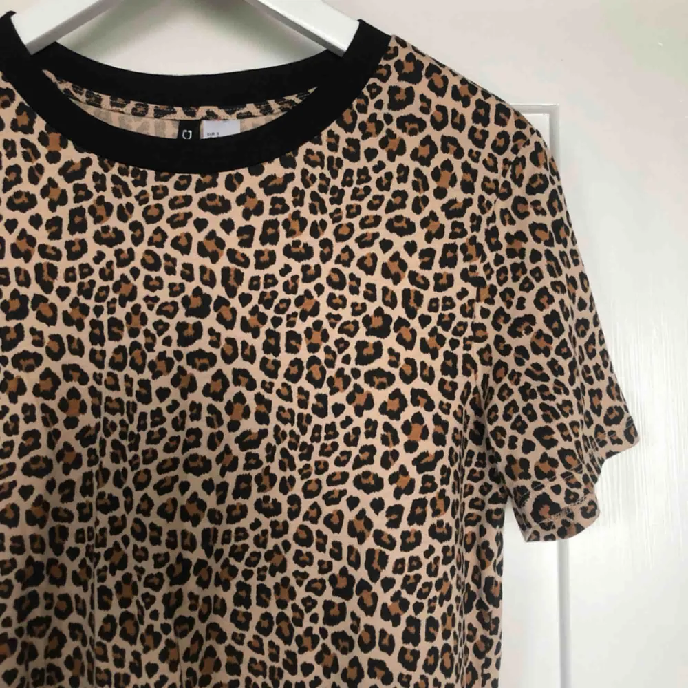 Leopardtshirt från HM. Helt ny. Färgen stämmer mest överens på bild 1 och 2.  Kan mötas upp eller skicka för 30kr.😊. T-shirts.