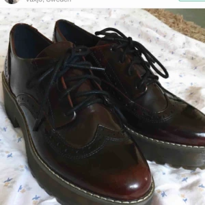  - Säljer dessa skor från monki , köpte här på plick fast det är för stor för mig 😢. Ps : köparen står för frakt eller möts vi upp i göteborg🤠