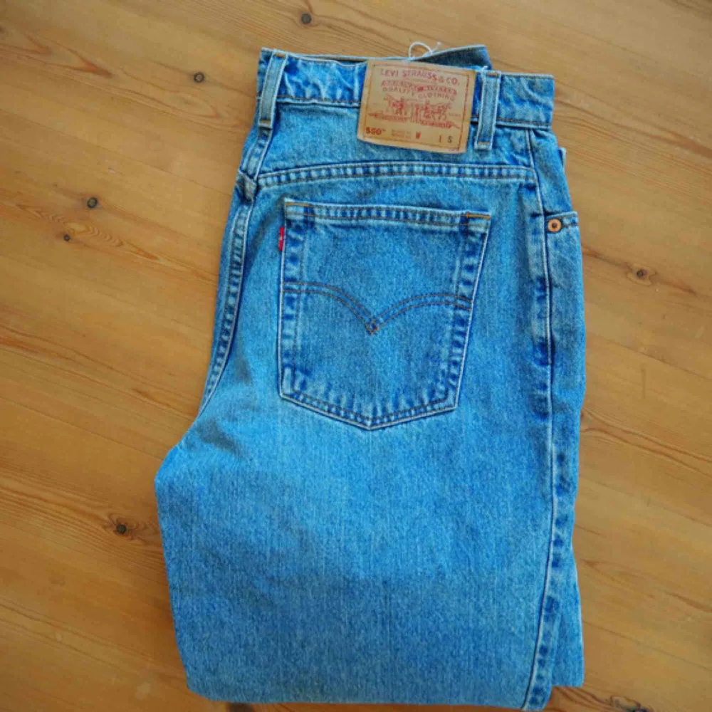 FINA Second hand Mom-jeans med märker Levis.  Raka ben, rörliga! 💫 Fransiga och avklippta i benen.  FRAKT TILLKOMMER!  . Jeans & Byxor.