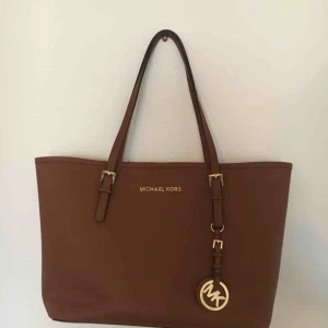  - Supersnygg, sparsamt använd (självklart äkta) Michael Kors-väska! Kan skickas (köpare betalar frakt) eller så kan jag mötas upp i Uppsala. 