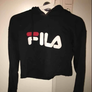  - Filahoodie som är ganska croppad Finns dock en liten prick som syns om man zoomar in på L:et som jag inte tror går bort i tvätten
