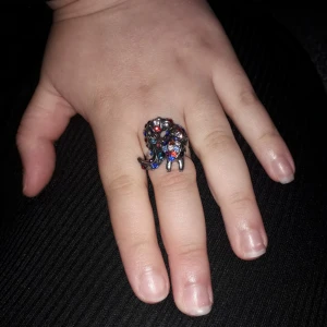  - Så snygg o söt  ring med en glittrig ekore på, köpte den för 150 kr men säljer den för 90kr. Man kan minska.  Frakten ingår i priset.👍👍