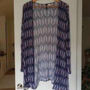  - Snygg mönstrad kofta från H&M i strl S. Kan mötas i Uppsala, eller så står köparen för frakt. 