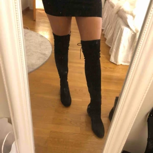  - Svarta over the knee från Nelly. Låg klack och knytning på baksidan. Använt fåtal gånger. (Kostar 599 nya!) Köparen står för frakten😊