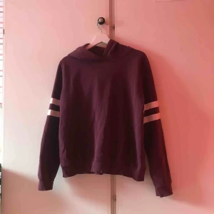  - Extremt mysig hoodie i storleken XL. Den funkar dock till dem flesta storlekar om man vill ha overzized. Den har två vita ränder på vardera arm. Minus är en liten fettfläck men den är icke synlig. Köparen står för frakt
