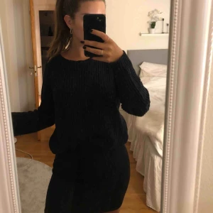  - Svart stickad tröja. Lite noppig därav det billiga priset. Köparen står för frakten!
