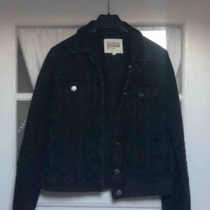  - En svart jeansjacka i kortare och tightare modell, inköpt för ca 350 och välanvänd men i gott skick. Meddela för bättre bilder, min kamera på mobilen är trasig därav dålig kvalité. Köpare står för eventuell frakt.