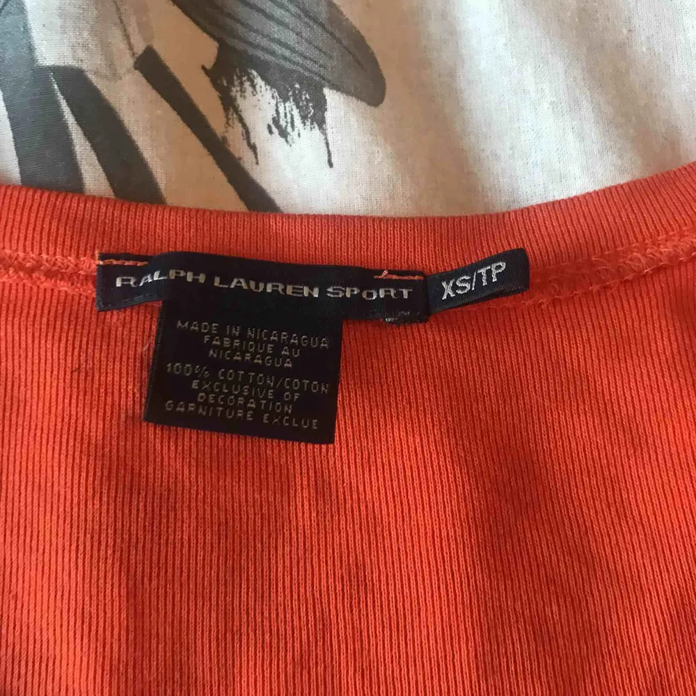 Orange äkta Ralph Lauren t-shirt Är mer som S! :). T-shirts.