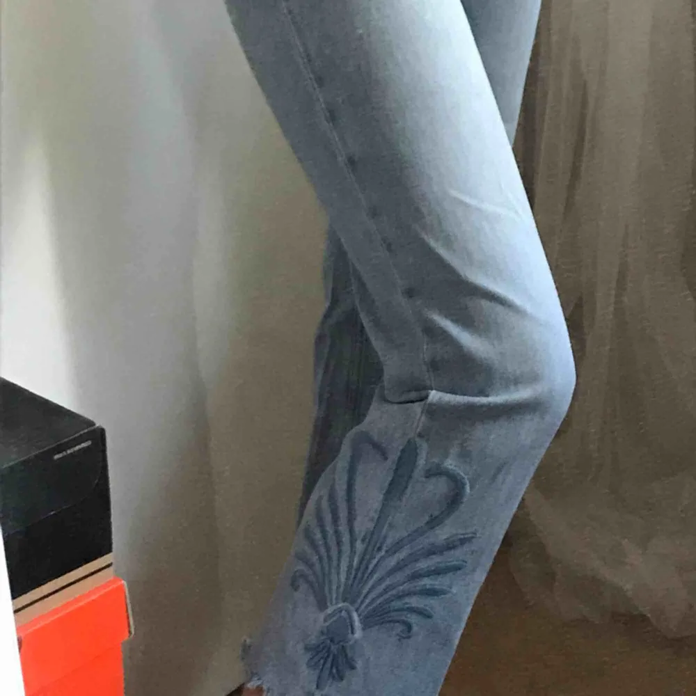 Supersöta jeans från h&m som tyvär har blivit lite för små. . Jeans & Byxor.