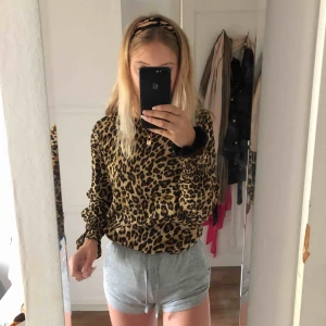  - En superfin leopard blus ifrån hm, tyvärr har jag bara använt denna en gång. Inte min stil längre.💕💕