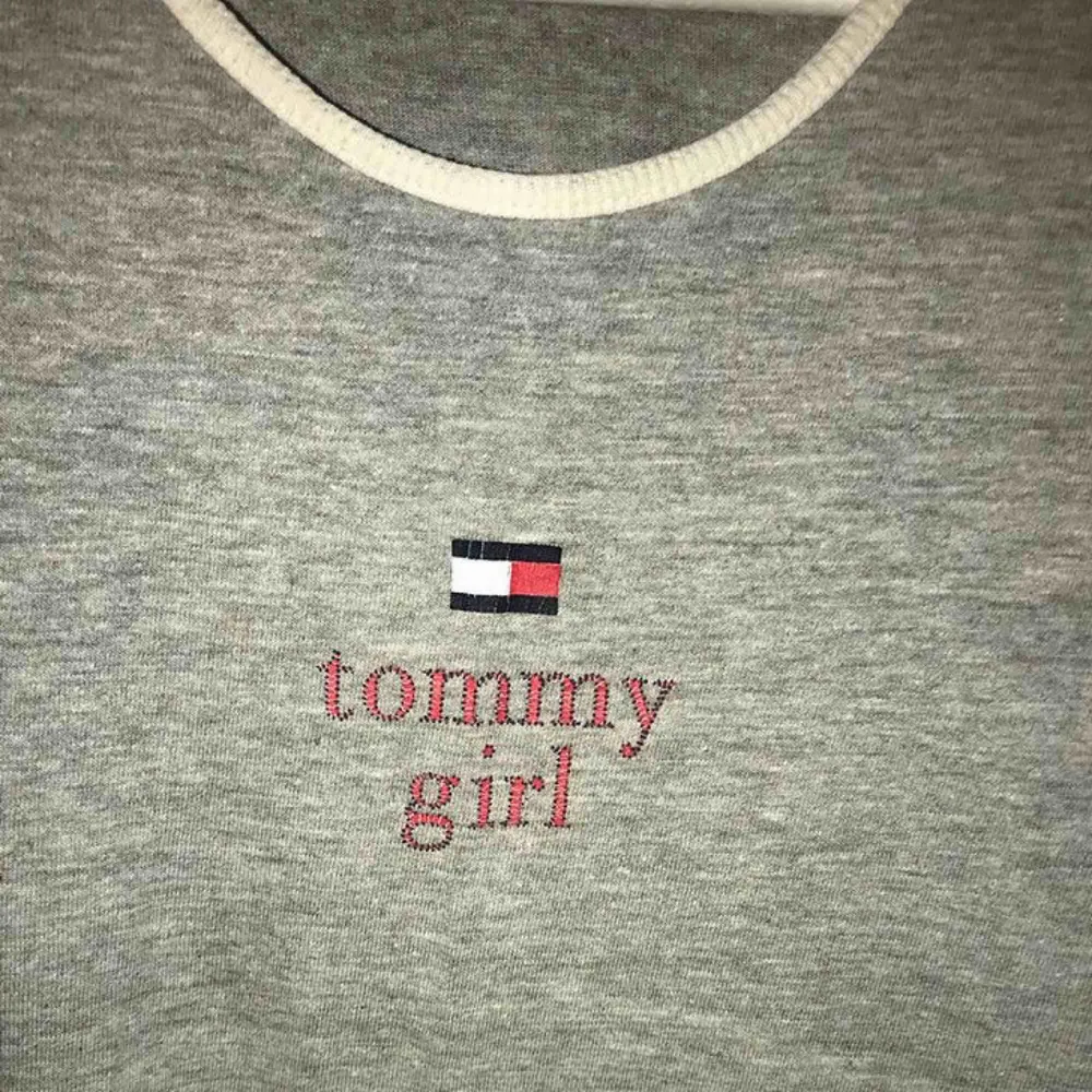 Tommy hilfiger t-shirt i grått. . T-shirts.