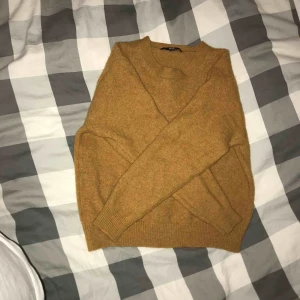  - Stickad tröja från Uniqlo, nästan aldrig använd. Storlek: S Pris: 40kr Frakt: 54kr Totalt: 94kr