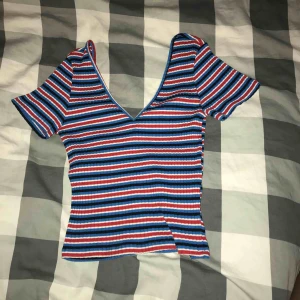  - V- ringad kropp-top från hm. Väldigt sällan använd. Storlek: S Pris: 20kr Frakt: 18kr Totalt: 38kr 