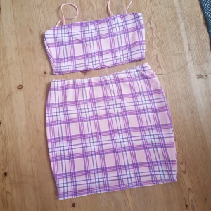  - Set med kort topp och kjol från boohoo. Endast testat men har blivit hängande i garderoben. Bra passform. Frakten ingår i priset! 