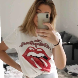  - Jättefin t-shirt med tryck från raglady by tara. Den är mer åt de kräm vita hållet. Säljer den bara för att jag inte använder den ofta vilket är synd, den är använd max 1-2 gånger!💕