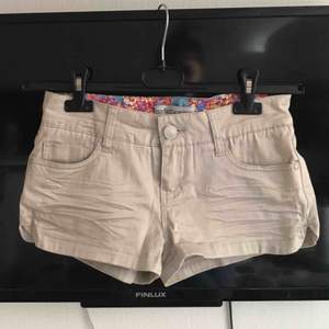 Beige shorts från Gina tricot