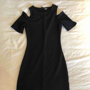 Kort svart klänning från hm. 