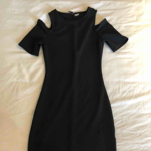  - Kort svart klänning från hm. 