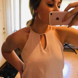  - Linne ifrån ONLY ✨ faller väldigt fint över kroppen, knappt använd 