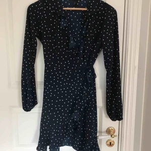  - Prickig klänning från forever21, helt oanvänd då den var för liten för mig. Söt som socker i marinblå färg med fin volang upptill. 