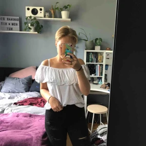  - En fin off-shoulder t-shirt med spets kant, den är i XS, men passar även s/m